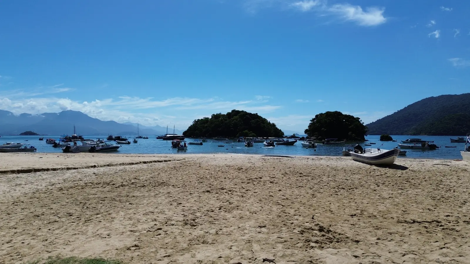 Praia do Abraão com barcos e ilhas ao fundo