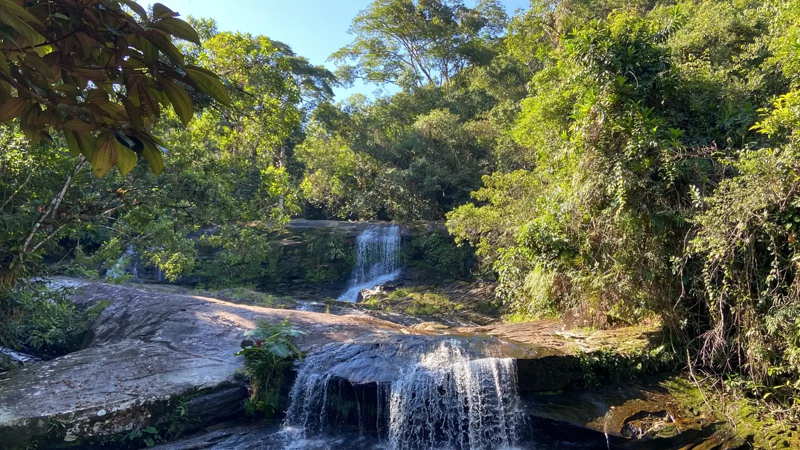 Cachoeira em meio à mata atlântica