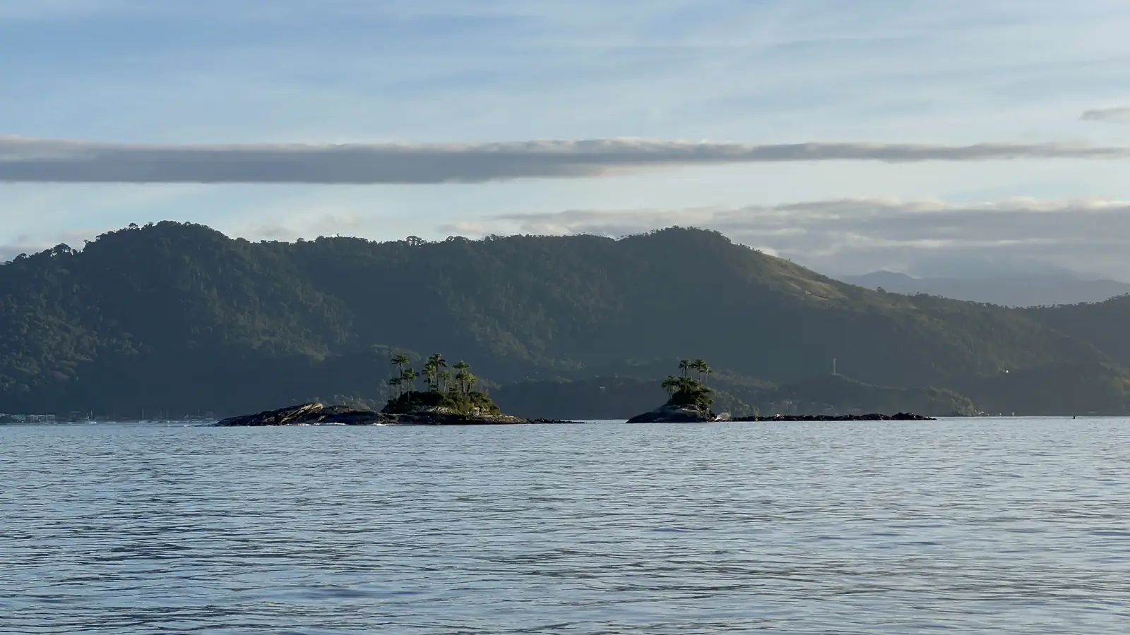 Ilhotas na Baía da Ilha Grande com a serra ao fundo