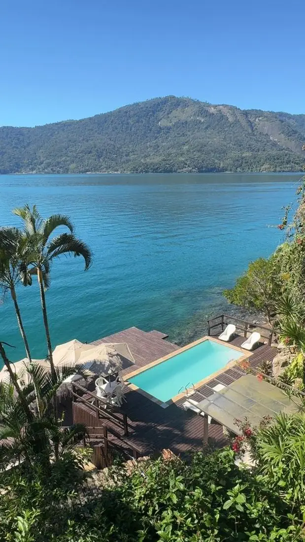 Piscina de frente para o mar vista pelo drone